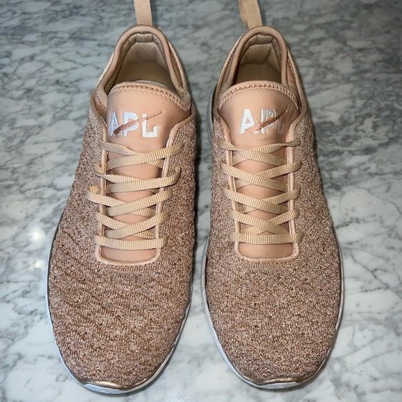Rose Gold APL TechLoom Phantom sneaker runner size 8.5 - Picture 3 of 3